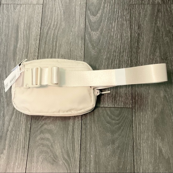 Lululemon Everywhere Belt Bag White Opal NWT ORIGINAL EBB - Picture 8 of 11